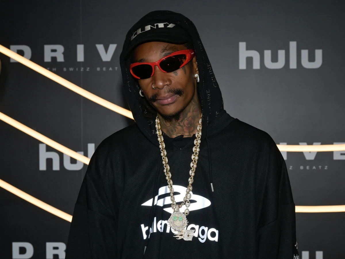W sobotę wieczorem na muzycznym festiwalu "Beach Please!" w Rumunii wystąpił Wiz Khalifa. Popularny raper pozwolił sobie w trakcie swojego występu na uraczenie się skrętem z marihuany, w efekcie czego został oskarżony o nielegalne posiadanie narkotyków. Muzyk przeprosił w mediach społecznościowych za swoje zachowanie.