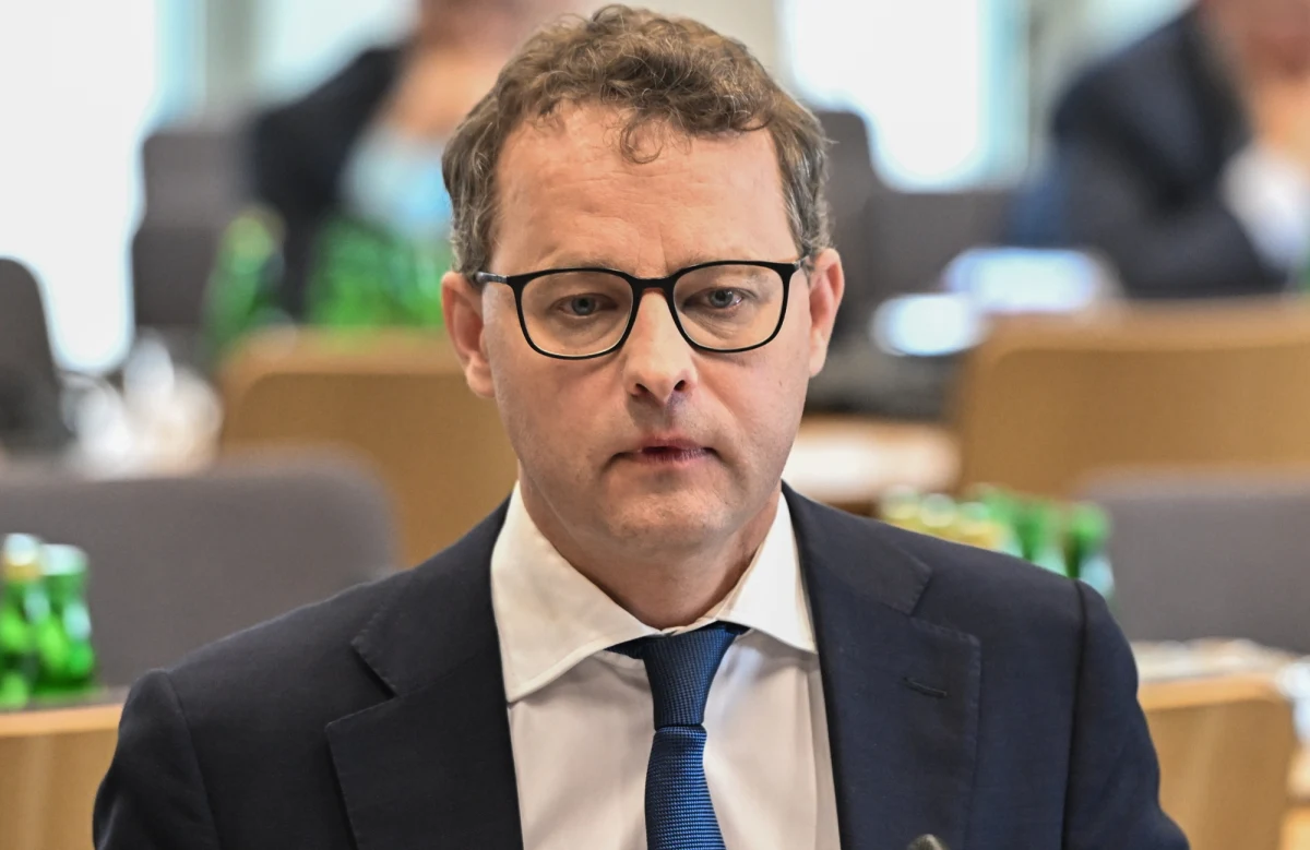 Polityk Suwerennej Polski, poseł klubu PiS Marcin Romanowski został zatrzymany w poniedziałek w śledztwie dotyczącym nieprawidłowości w Funduszu Sprawiedliwości. Wieczorem rzecznik Prokuratury Krajowej poinformował o postawieniu mu zarzutów. Polityk został przesłuchany, ale wniosek o tymczasowy areszt nie został dotychczas wystosowany.