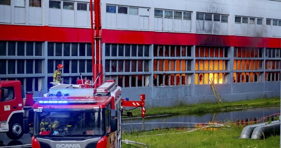 Akcja gaśnicza magazynu przy ul. Oliwskiej w Nowym Porcie trwa - poinformowała Komenda Wojewódzka Państwowej Straży Pożarnej w Gdańsku. W niedzielę wybuchł tam pożar. Śledztwo w sprawie pożaru prowadzi już prokuratura.