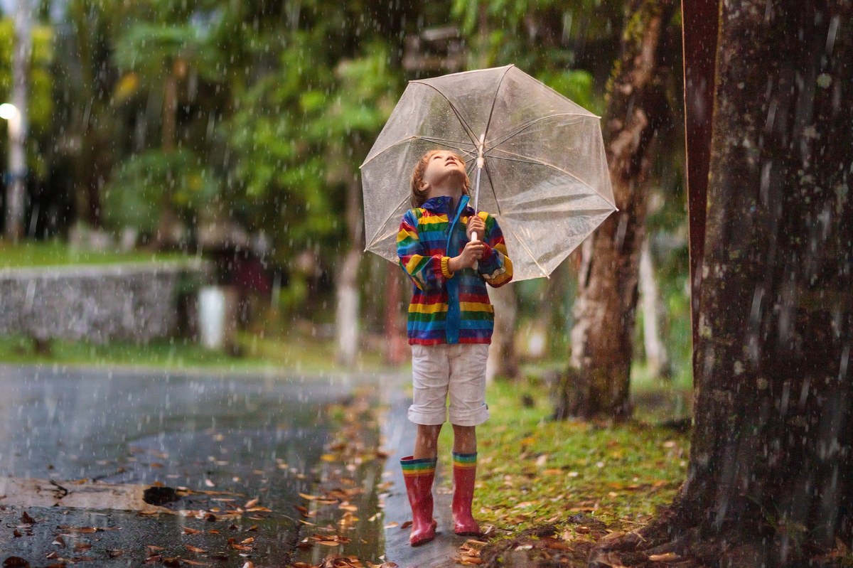 Wtorek to kolejny dzień z ostrzeżeniami Instytutu Meteorologii i Gospodarki Wodnej. Tym razem mieszkańcy sporej części Polski otrzymali ostrzeżenia I i II stopnia przed burzami i upałami. W niektórych rejonach kraju gwałtownie może wzrosnąć stan wód. Swój alert rozesłało również Rządowe Centrum Bezpieczeństwa.