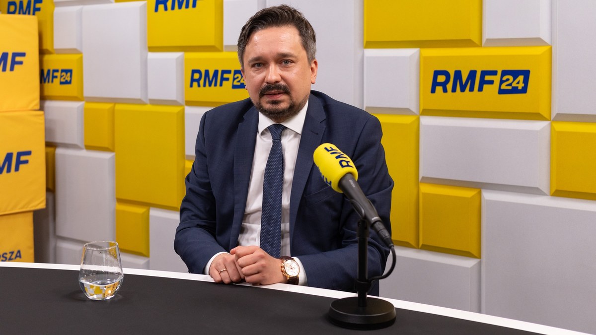 "Moim zdaniem z przepisów wynika, że immunitet w tym przypadku nie ma zastosowania" - mówił w Porannej rozmowie w RMF FM o wczorajszym zatrzymaniu Marcina Romanowskiego przez ABW, Rzecznik Praw Obywatelskich prof. Marcin Wiącek.