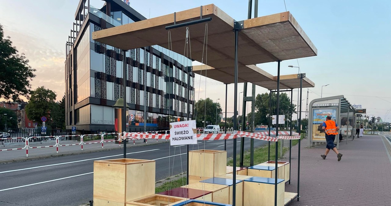 Krakau – Beton.  Diese sollen statt Bäumen Schatten spenden.  „Ein düsterer Witz“