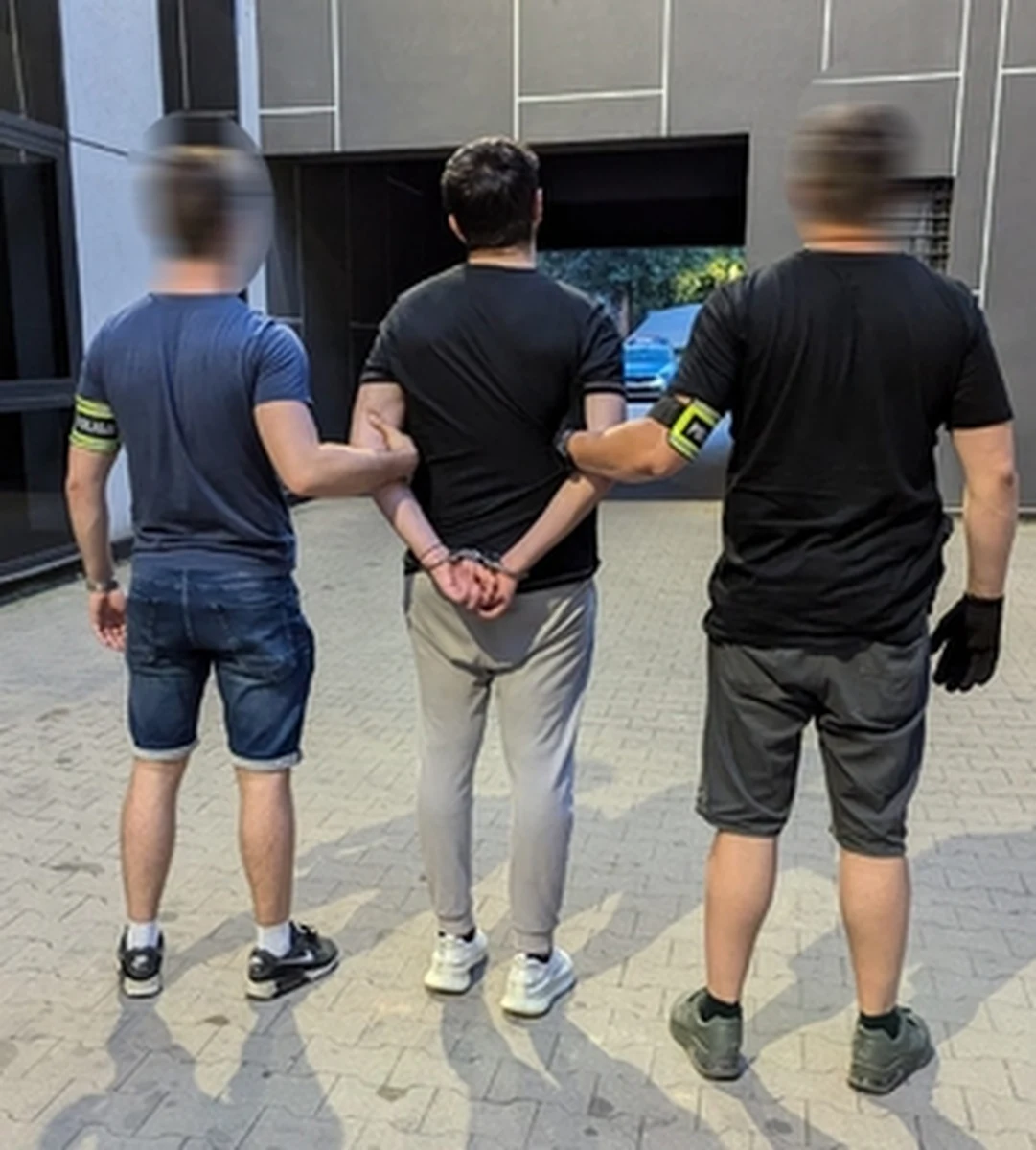 15 samochodów uszkodzili w Łodzi dwaj młodzi Turcy, którzy strzelali z pistoletu pneumatycznego na metalowe kulki. Policjanci zatrzymali mężczyzn w niespełna dobę po zdarzeniu. Za zniszczenie mienia grozi im do 5 lat więzienia.