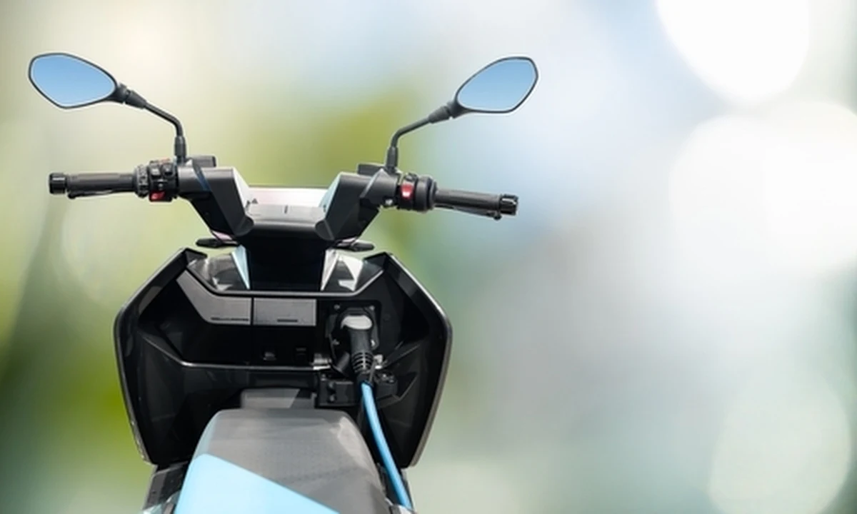 Blisko 1,8 promila alkoholu miał w organizmie 25-latek, który na przejażdżkę skuterem po Ustce zabrał 5-letniego chłopca. Za narażenie dziecka na niebezpieczeństwo mężczyźnie grozi do 5 lat więzienia, odpowie także za jazdę po pijanemu.   