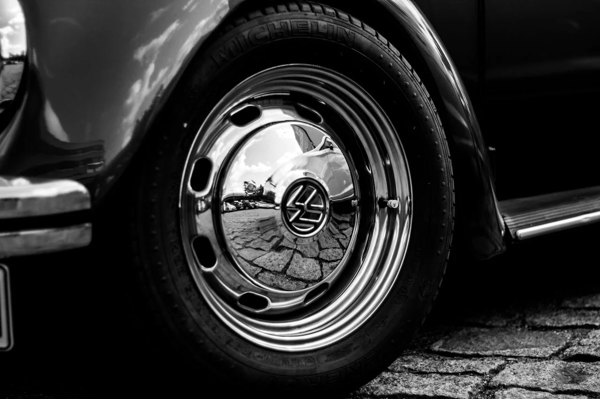 Wybór odpowiednich felg do samochodu to kluczowy element, który wpływa nie tylko na estetykę pojazdu, ale także na jego osiągi i bezpieczeństwo. W przypadku samochodów marki Volkswagen (VW), istnieje wiele opcji, które mogą zaspokoić różnorodne potrzeby i gusta kierowców. Jakie felgi VW będą najlepszym wyborem i na co zwrócić uwagę przy ich zakupie?