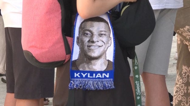 We wtorek Kylian Mbappe zostanie oficjalnie przedstawiony jako nowy piłkarz Realu Madryt. Na kilka godzin przed prezentacją, przed stadionem Santiago Bernabeu, zebrała się już kolejka fanów. Wejściówki rozeszły się bardzo szybko. 