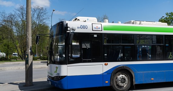 Mieszkańcy ul. Pachońskiego w Krakowie przecierali dziś oczy ze zdumienia, widząc autobus na trawniku. Kierowca MPK pomylił drogę, chciał się wycofać, a potem podjął niefortunną decyzję o zawróceniu na trawniku, gdzie ugrzązł.       