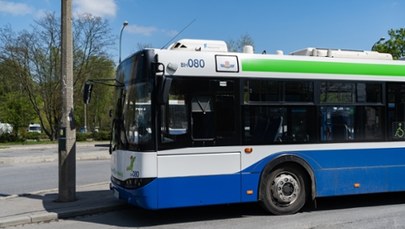 Autobus na trawniku. Niecodzienny widok w Krakowie 