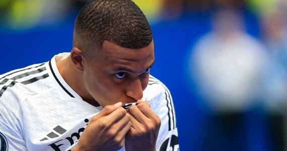 Francuski piłkarz Kylian Mbappe został zaprezentowany na stadionie Santiago Bernabeu jako nowy zawodnik drużyny mistrza Hiszpanii Realu Madryt. W wydarzeniu wzięło udział 80 tys. kibiców stołecznej drużyny, która w czerwcu triumfowała także w Lidze Mistrzów.