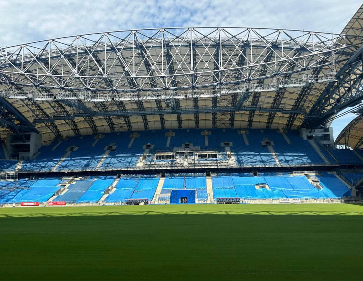 Blisko 1000 kilometrów w osiemnastogodzinnej podróży - taka drogę pokonała nowa murawa ENEA Stadionu w Poznaniu. Została ona sprowadzona z jednej z najbardziej uznanych europejskich plantacji na Węgrzech.