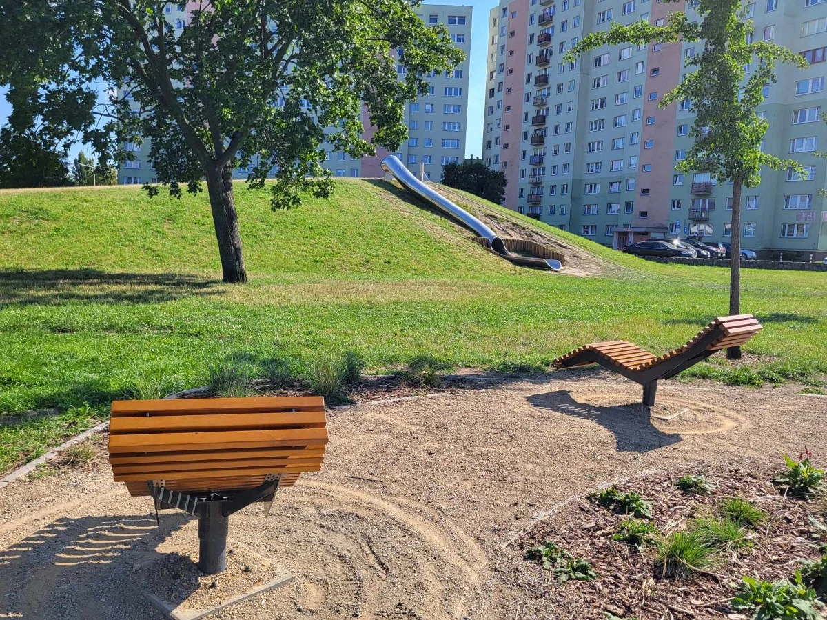 To był pomysł mieszkańców, zgłoszony do Szczecińskiego Budżetu Obywatelskiego i na os. Słonecznym pojawiła się gigantyczna rura służąca do zabawy. Teraz z górki w pobliżu Rubinowego Stawu będzie można zjeżdżać nie tylko zimą.      