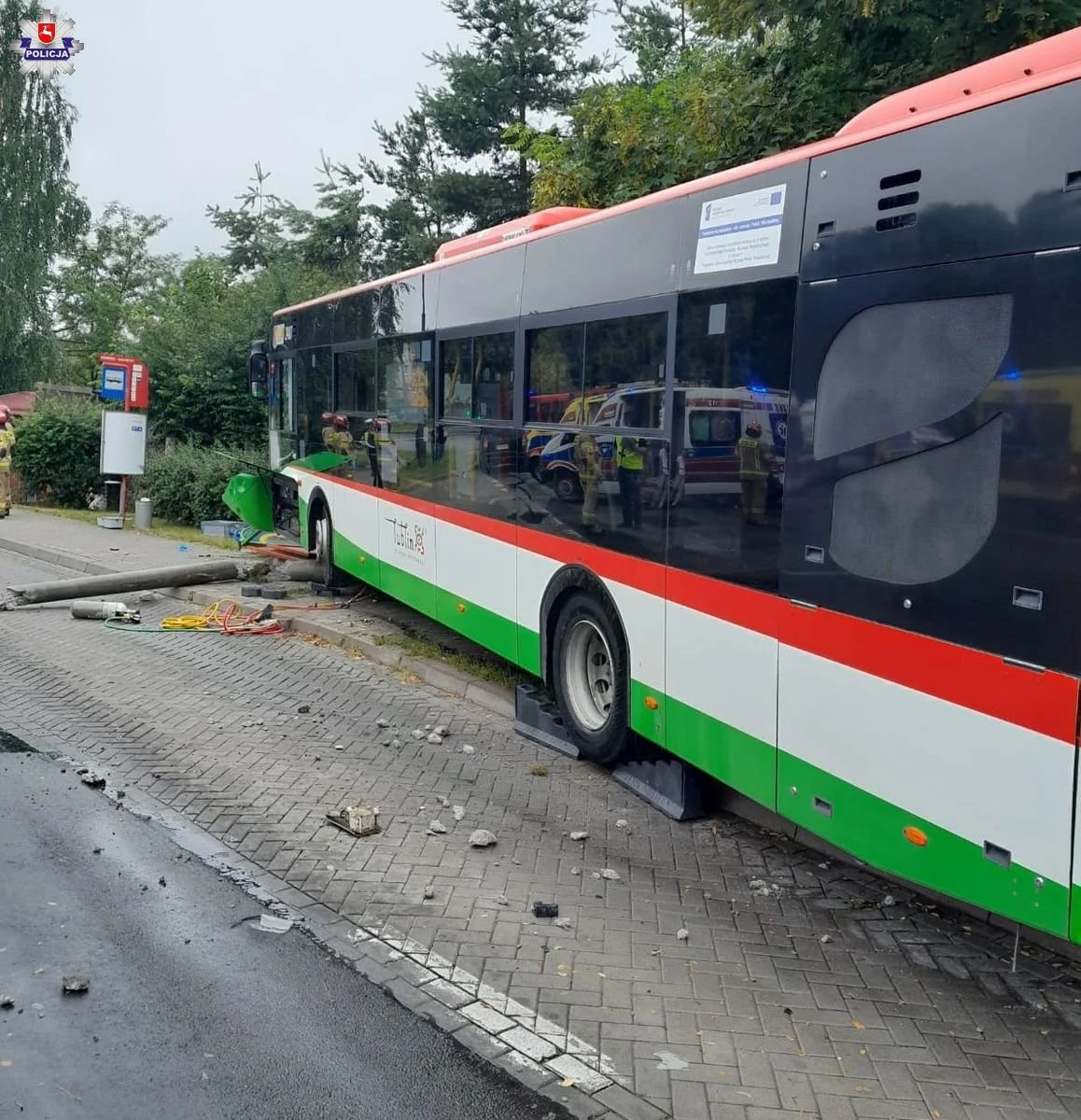 Lubelska prokuratura wszczęła śledztwo w sprawie wypadku miejskiego autobusu, który w niedzielę w Lublinie uderzył w przystanek na ul. Romera. Pięć osób trafiło do szpitala. Dwie z nich wciąż nie opuściły placówki. 