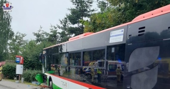 Lubelska prokuratura wszczęła śledztwo w sprawie wypadku miejskiego autobusu, który w niedzielę w Lublinie uderzył w przystanek na ul. Romera. Pięć osób trafiło do szpitala. Dwie z nich wciąż nie opuściły placówki. 