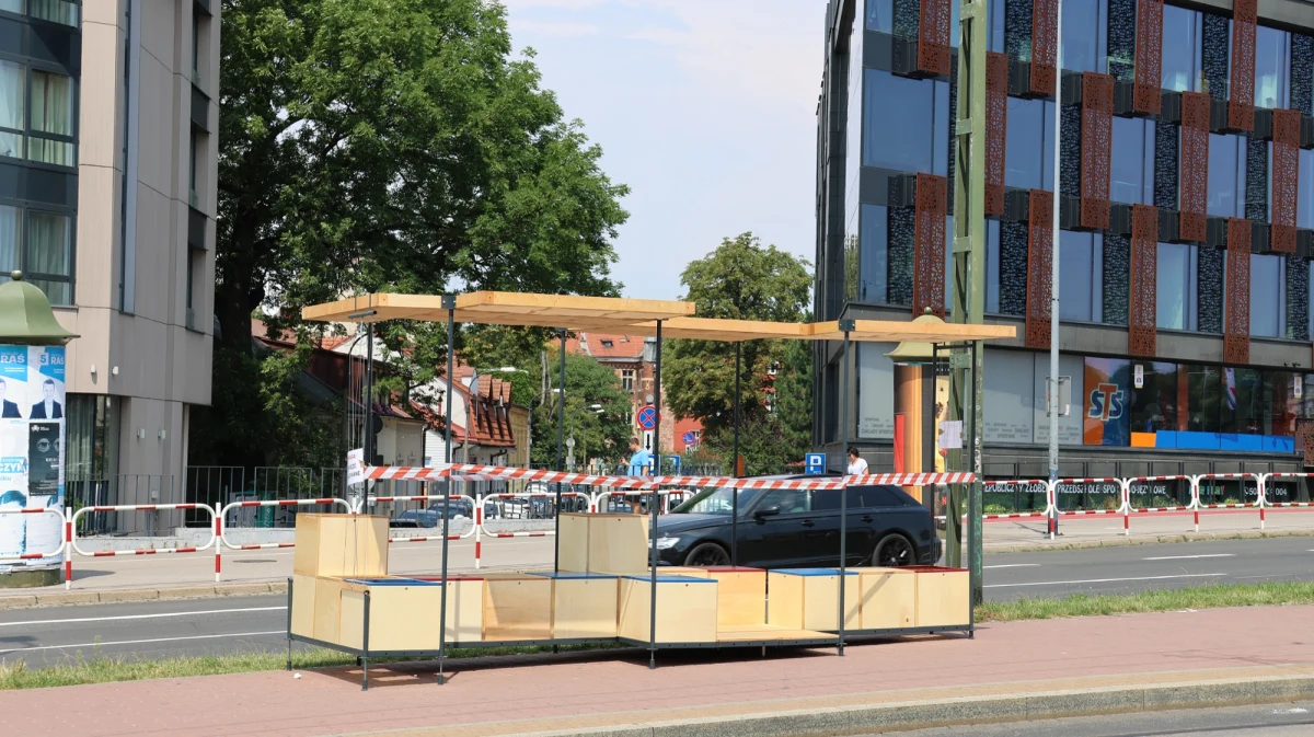 Zadaszone wiaty-siedziska z donicami na rośliny stanęły na przystanku przy Rondzie Grunwaldzkim i wywołały lawinę komentarzy. Zostały zbudowane, by chronić przed upałami, ale ich estetyka pozostawia wiele do życzenia. Prezydent Krakowa Aleksander Miszalski podkreśla, że miasto nie wydało na nie ani złotówki.       