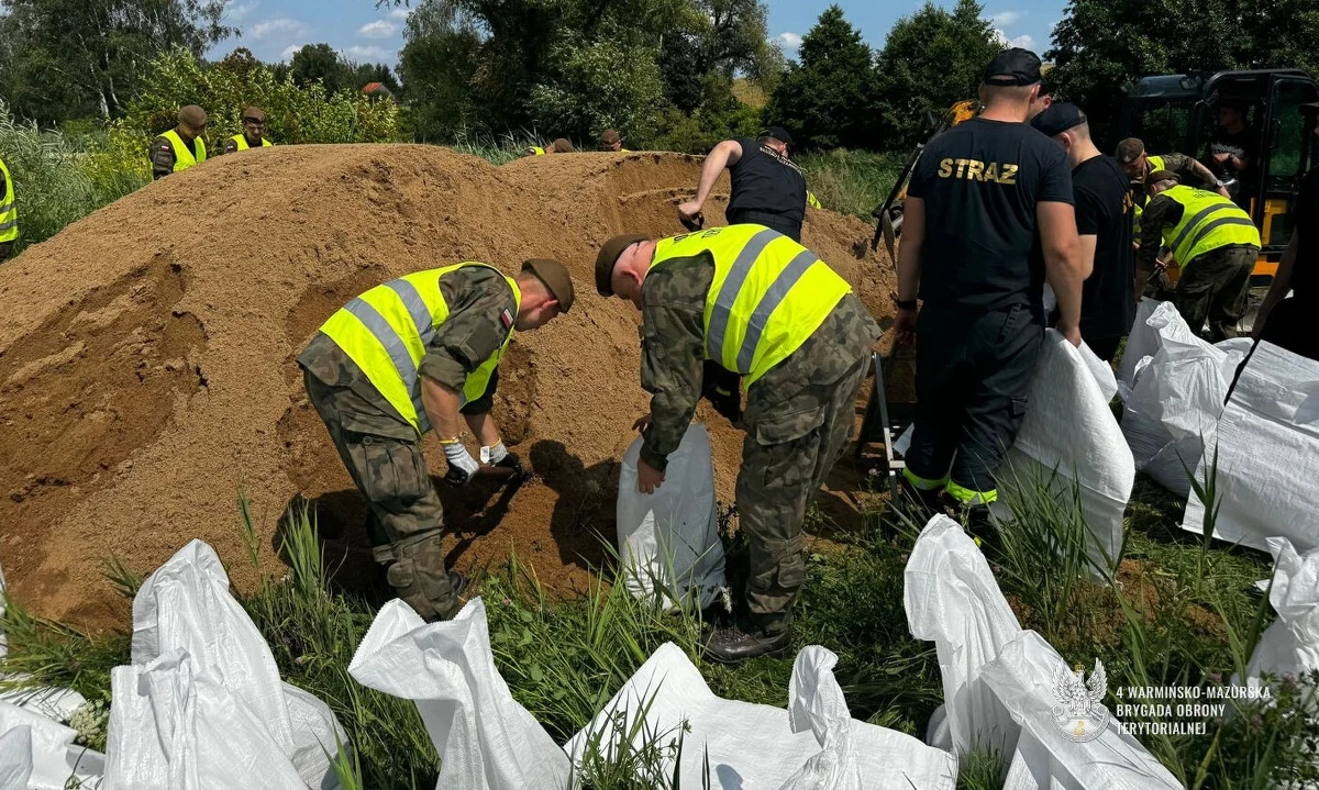 Żołnierze Wojsk Obrony Terytorialnej wspólnie ze strażakami umacniają wały nad Łyną w Bartągu koło Olsztyna. Silny prąd rzeki stworzył tam wyrwę szeroką na ok. 2 metry. 