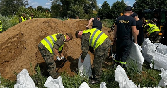 Żołnierze Wojsk Obrony Terytorialnej wspólnie ze strażakami umacniają wały nad Łyną w Bartągu koło Olsztyna. Silny prąd rzeki stworzył tam wyrwę szeroką na ok. 2 metry. 