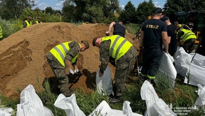 Wyrwa w wałach nad Łyną. Akcja strażaków i WOT-u