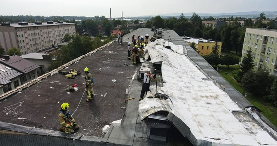 Lokalne podtopienia, drzewa lub konary na jezdniach oraz uszkodzone dachy - to skutki burz, które przechodzą nad Małopolską. Przed silnym deszczem, wiatrem i gradem ostrzega Instytut Meteorologii i Gospodarki Wodnej.