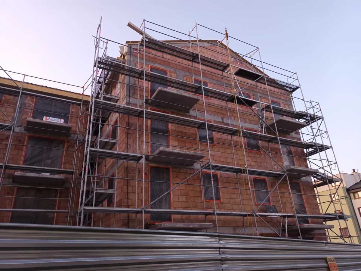 Rządowe Centrum Legislacji opublikowało nową wersję projektu ustawy o "kredycie mieszkaniowym #naStart". W latach 2024-2025 łącznie ma być przyznanych około 100 tys. kredytów o średniej wartości 410 tys. złotych w ramach tego programu. O ile program zostanie przyjęty przez Sejm.