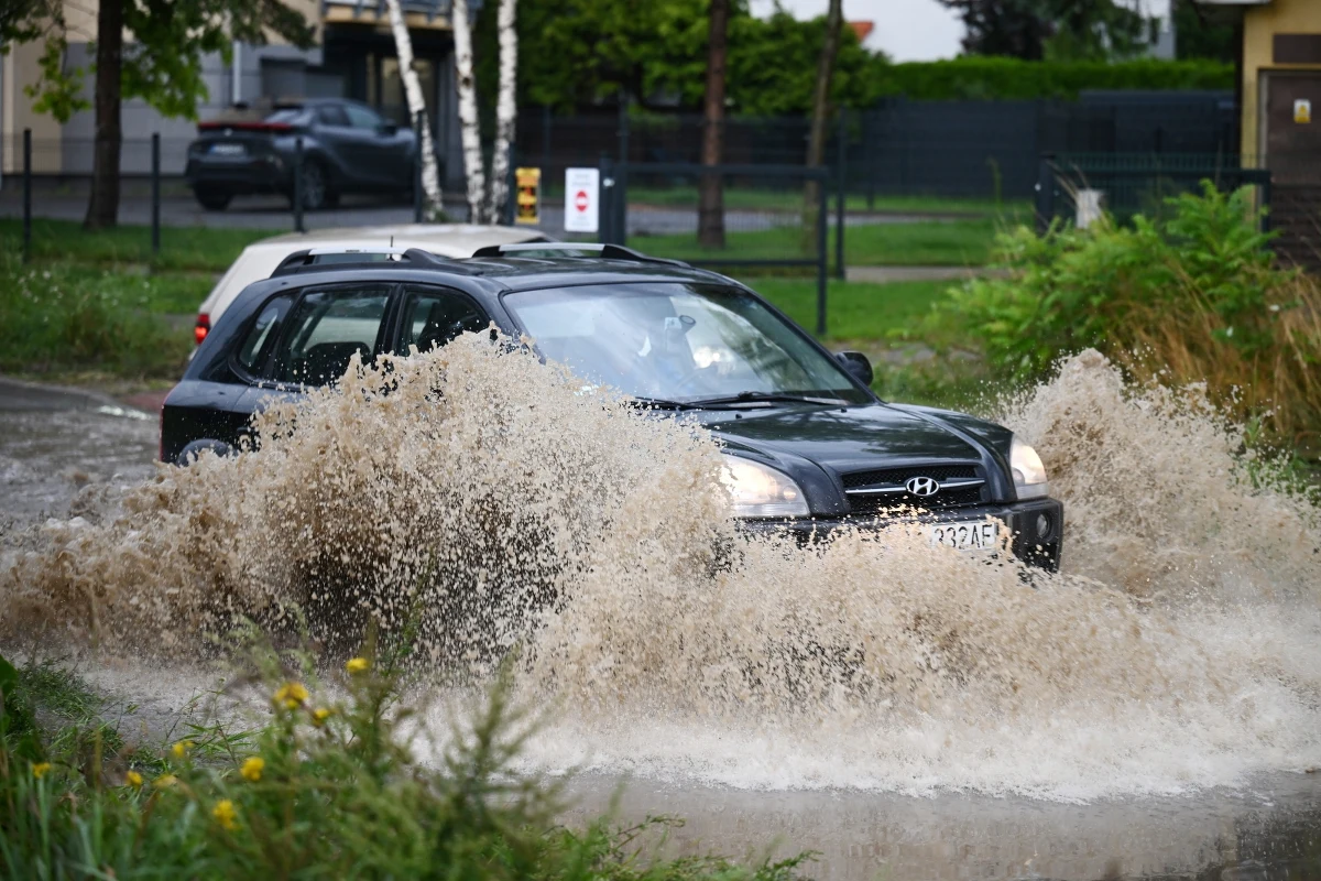 Ponad 15 tysięcy odbiorców nie ma prądu po burzach na Pomorzu. Dwie osoby zostały ranne - to porażony prądem kierowca trolejbusu i druhna z Ochotniczej Straży Pożarnej, która została uderzona przez konar. 