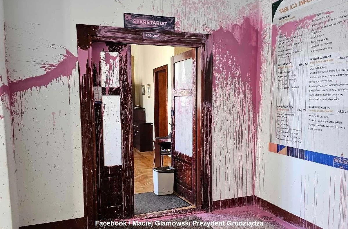 O "bardzo przykrym incydencie w urzędzie miejskim" w Grudziądzu poinformował w mediach społecznościowych prezydent miasta Maciej Glamowski. Włodarz opublikował zdjęcia i przekazał, że "ktoś z nieznanych przyczyn oblał drzwi i ściany korytarza farbą".