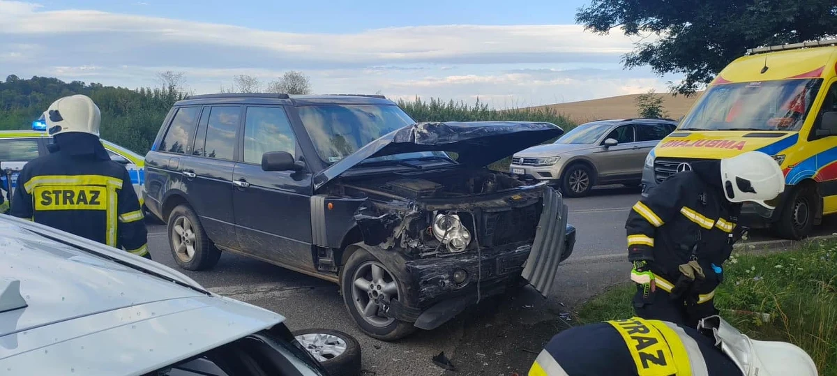 Groźny wypadek pod Dzierżoniowem na Dolnym Śląsku. Na drodze powiatowej pomiędzy Kluczową a Pilawą Górną zderzyły się 3 samochody osobowe. 