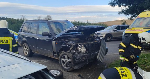 Groźny wypadek pod Dzierżoniowem na Dolnym Śląsku. Na drodze powiatowej pomiędzy Kluczową a Pilawą Górną zderzyły się 3 samochody osobowe. 