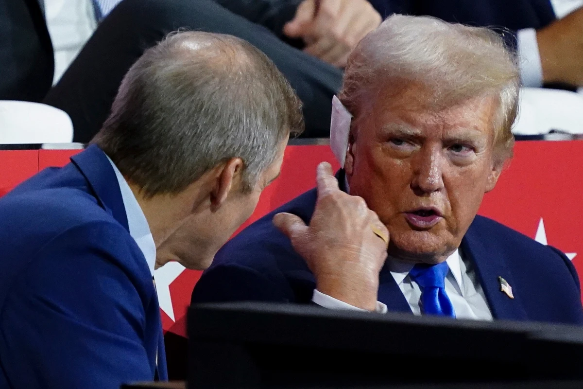 "Oni wzięli około 100 procent naszego przemysłu półprzewodników. Myślę, że Tajwan powinien płacić nam za obronę" - powiedział były prezydent USA i kandydat w tegorocznych wyborach Donald Trump. "Nigdy nie groziło nam niebezpieczeństwo wojny. Putin nigdy by nie wszedł na Ukrainę" - stwierdził Trump w rozmowie z Bloombergiem.