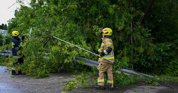 Środa jest pracowitym dniem dla strażaków z Podkarpacia. Od rana interweniowali już ponad 200 razy w związku z burzami, jakie przeszły nad regionem. Około dwóch tysięcy odbiorców nie ma tam prądu. W środę rano ta liczba była prawie pięciokrotnie wyższa.