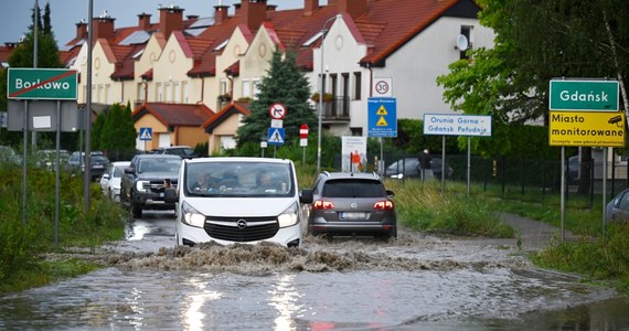 Instytut Meteorologii i Gospodarki Wodnej wydał ostrzeżenia przed burzami dla południowo-wschodniej części kraju oraz ostrzeżenia przed upałem dla wschodniej Polski. Alert rozesłało też Rządowe Centrum Bezpieczeństwa. Od wczoraj do dziś do godz. 6 rano w wyniku nawałnic strażacy interweniowali w całym kraju 4998 razy. 