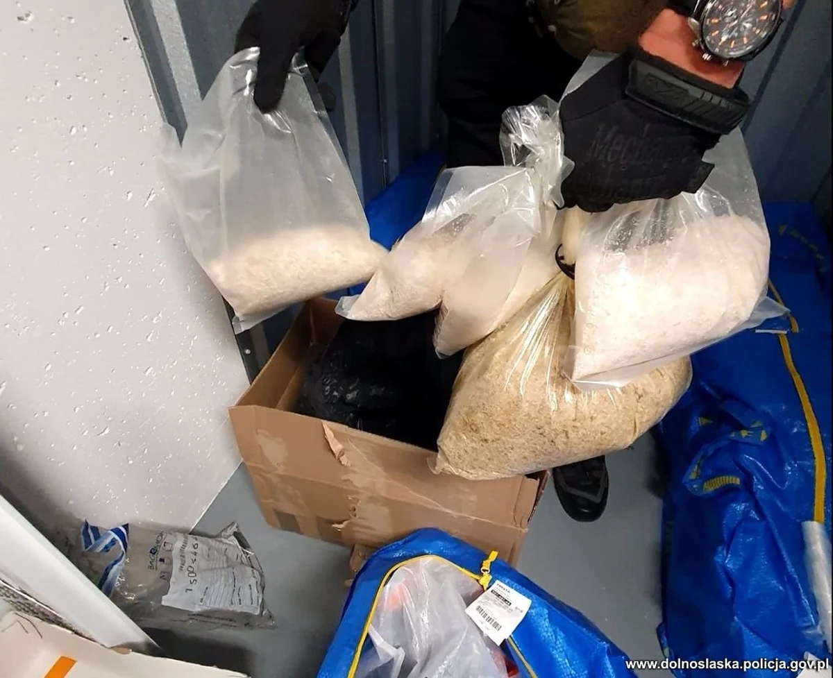 7,5 mln zł - tyle są warte narkotyki, które przejęli dolnośląscy policjanci. W mieszkaniach na terenie Wrocławia i sąsiedniego powiatu mundurowi znaleźli ponad 110 kg klefedronu, nazywanego potocznie "kryształem". 
