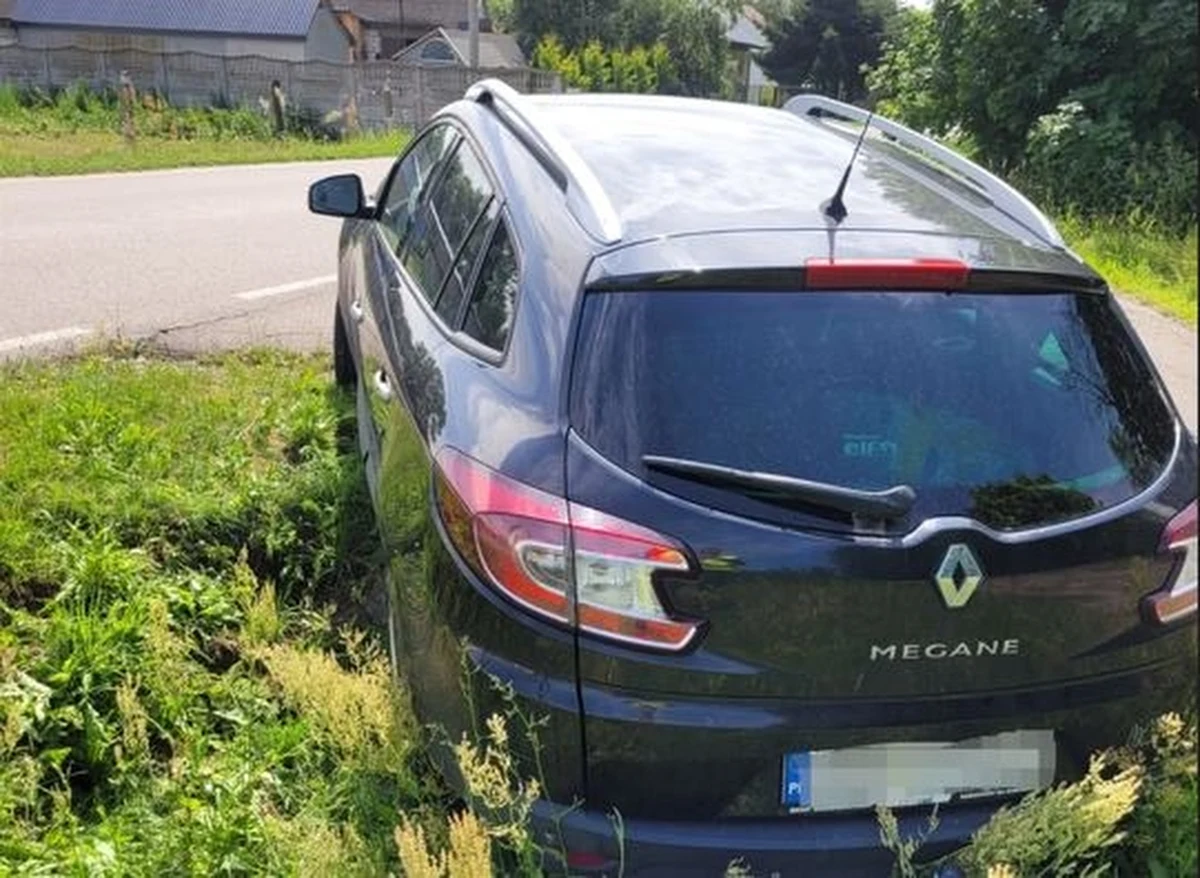 Ponad 2 promile alkoholu miała w organizmie 46-latka, która w Młocku na Mazowszu wjechała samochodem do rowu. Policjantom powiedziała, że była przekonana, że ktoś ją goni. Kobiecie grozi do 3 lat więzienia.