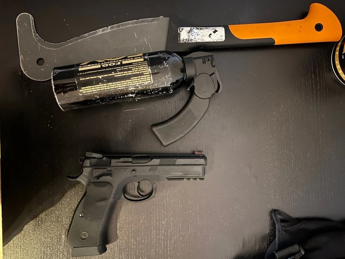 Policjanci z Krakowa zatrzymali dwóch mężczyzn, którzy pomogli w ucieczce i ukryciu się sprawców usiłowania zabójstwa. 18 czerwca na Prądniku Czerwonym dwóch mężczyzn - ojciec i syn  - napadło i dotkliwie poraniło maczetą 20-letniego mężczyznę. Poszkodowany w stanie krytycznym, z obrażeniami głowy, trafił do szpitala. Sprawcy po decyzji sądu zostali tymczasowo aresztowani.