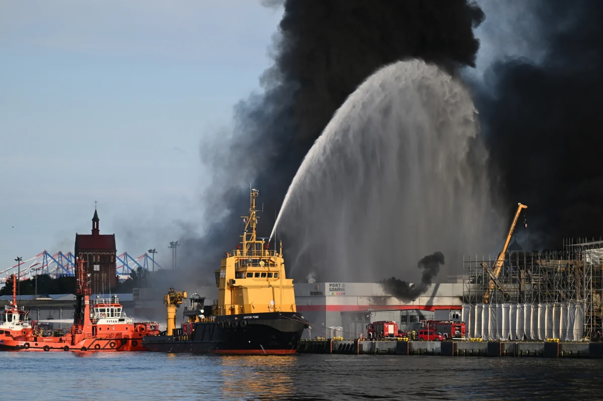 „Bierzemy pod uwagę wszystko (…) W każdej sytuacji trzeba brać pod uwagę działanie obcej agentury” - powiedział w środę szef MSWiA Tomasz Siemoniak, odnosząc się do serii głośnych pożarów, z którymi w ostatnim czasie walczyły polskie służby. „Każdy, zwłaszcza bardziej spektakularny pożar, jest analizowany przez ABW” - przyznał minister.