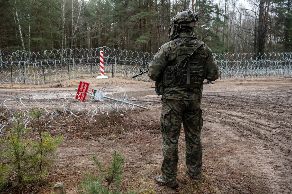 "Bezpieczne Podlasie" to operacja, która ruszy 1 sierpnia na granicy polsko-białoruskiej. Poinformował o tym w środę szef MON Władysław Kosiniak-Kamysz. Weźmie w niej udział do 17 tys. żołnierzy. Na wspólnej konferencji MON i MSWiA była mowa również o spadku liczby prób nielegalnego przekroczenia granicy, specjalnych oddziałach prewencji straży granicznej i liczbie zatrzymanych przemytników.