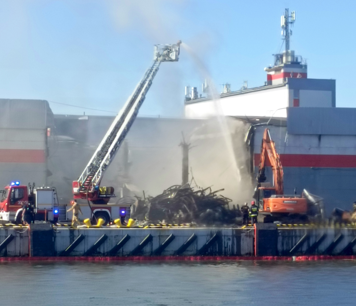 Trwają prace rozbiórkowe hali magazynowej w dzielnicy Nowy Port w Gdańsku - poinformowała straż pożarna. Służby starają się dotrzeć do zarzewia ognia i go ugasić.
