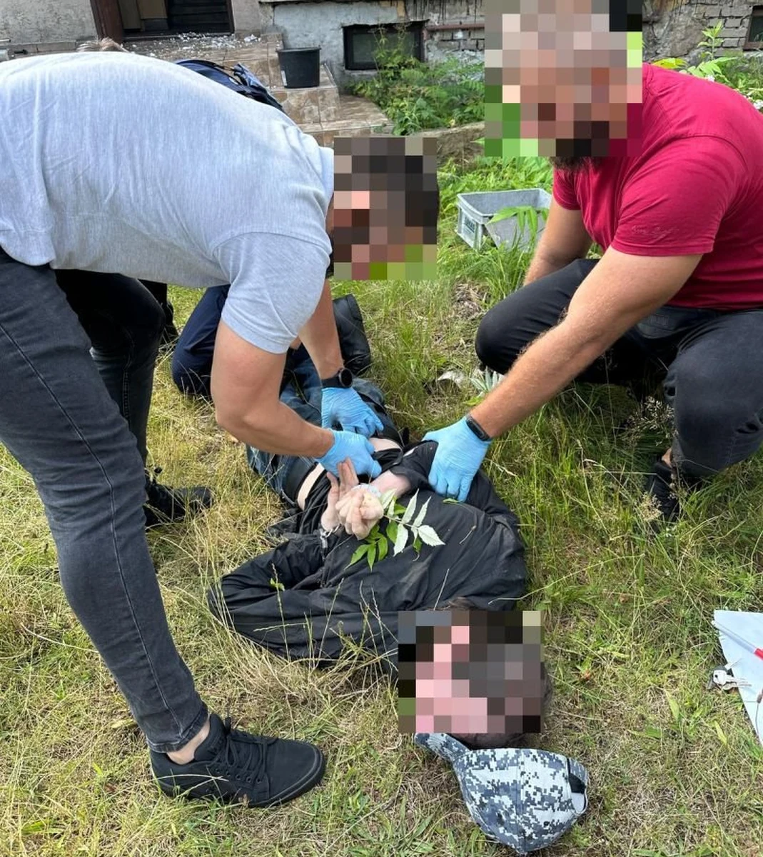 Płonącymi butelkami z benzyną rzucał w policjantów 44-letni mieszkaniec województwa świętokrzyskiego. Mężczyzna był poszukiwany listem gończym. 