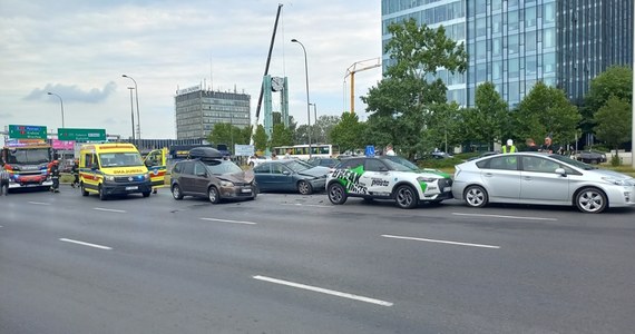 Cztery samochody osobowe zderzyły się na Alejach Jerozolimskich w Warszawie. Na kierowców czekają utrudnienia. 