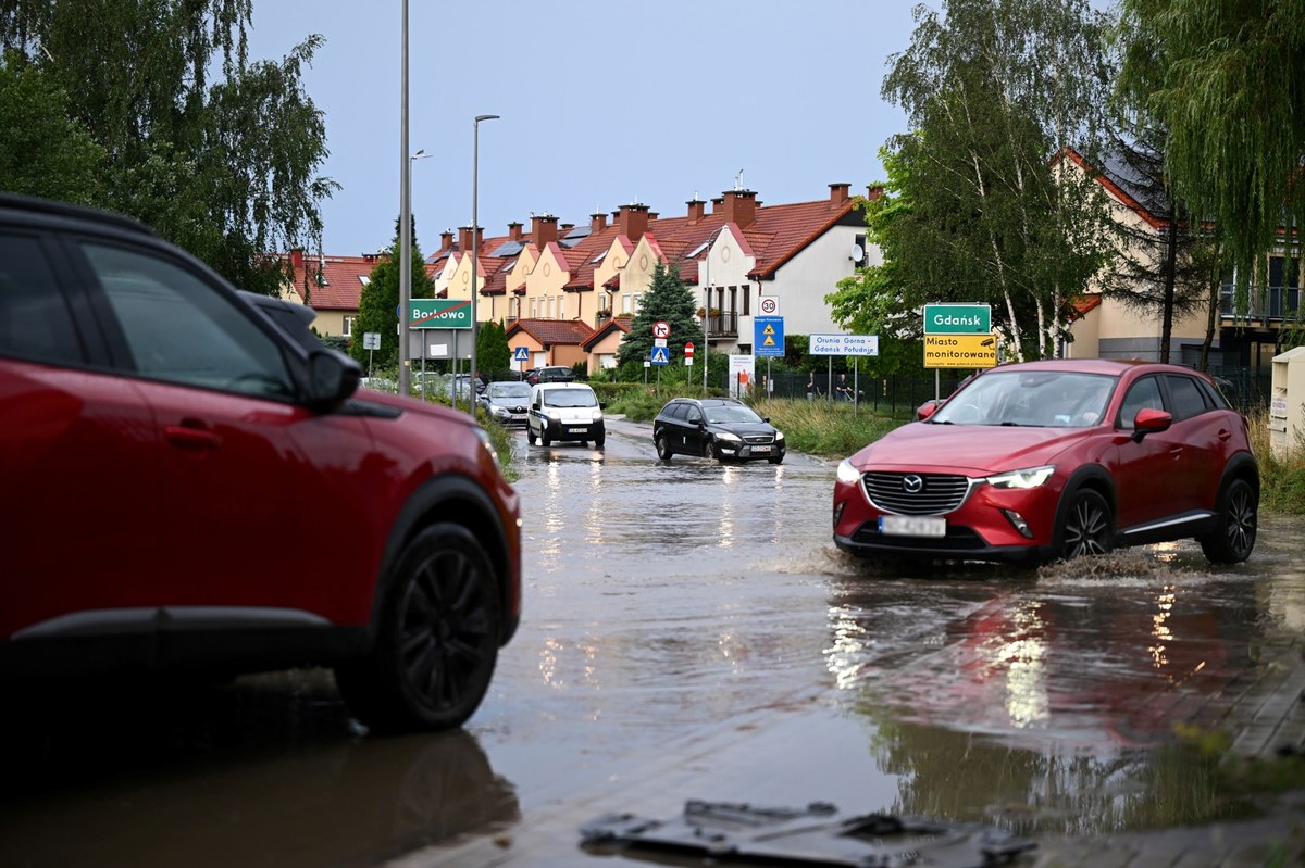 Instytut Meteorologii i Gospodarki Wodnej wydał ostrzeżenia I, II i III stopnia przed burzami dla południowo-wschodniej części kraju i ostrzeżenia II stopnia przed upałem dla wschodniej Polski. Alert przed burzami wydało też Rządowe Centrum Bezpieczeństwa (RCB).