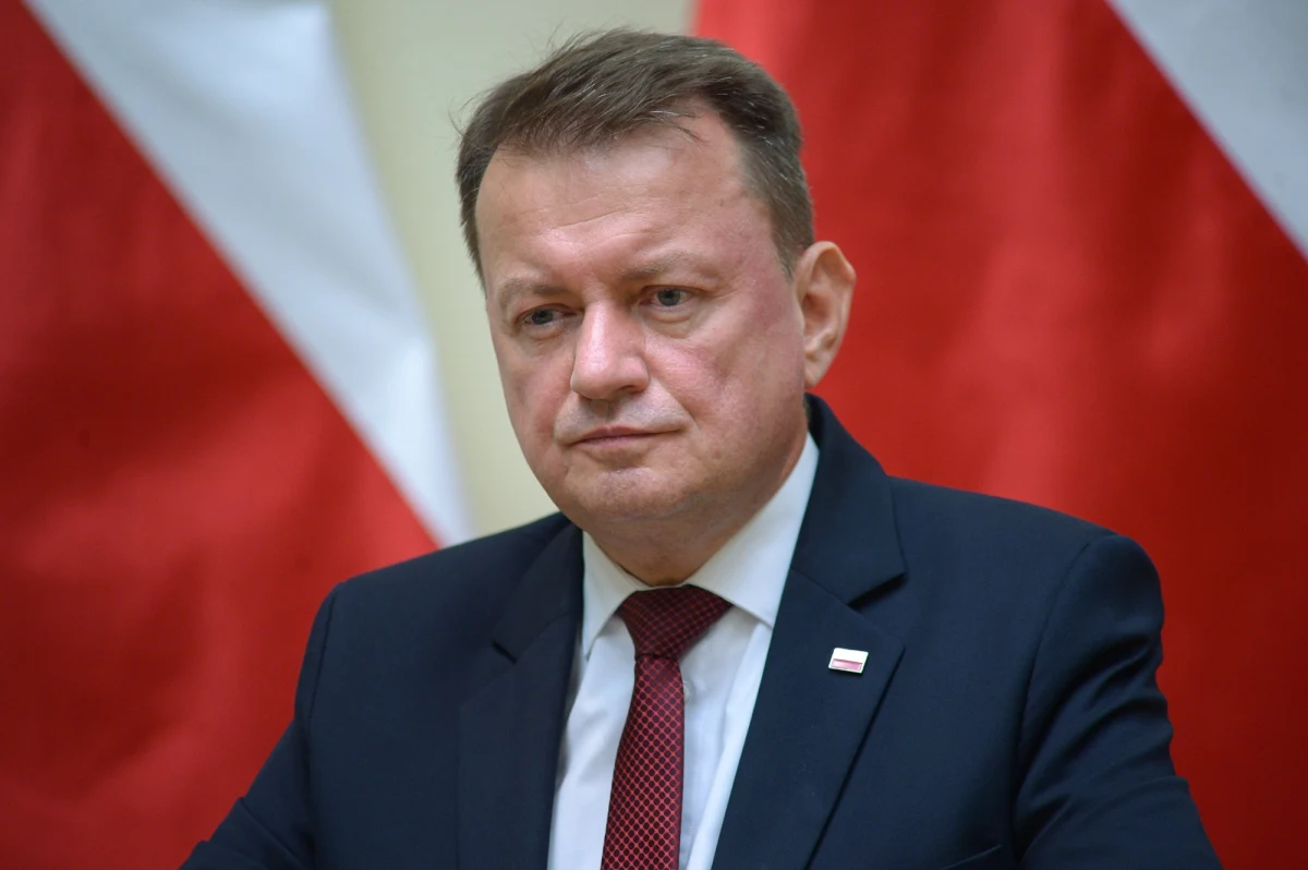 Czy Mariusz Błaszczak złamał prawo, odtajniając część dokumentu planu użycia sił zbrojnych? Zbadaniem tego będzie mogła zająć się prokuratura, ponieważ w środę wpłynęło do niej zawiadomienie o podejrzeniu popełnienia przestępstwa przez byłego szefa MON. Złożył je szef Służby Kontrwywiadu Wojskowego.