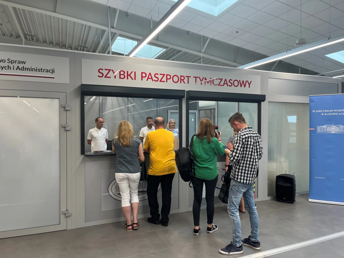 Punkt paszportowy został dziś otwarty na lotnisku w Pyrzowicach. Podróżni, który mają nieważny dokument lub go zgubili, mogą w kilkanaście minut wyrobić nowy.