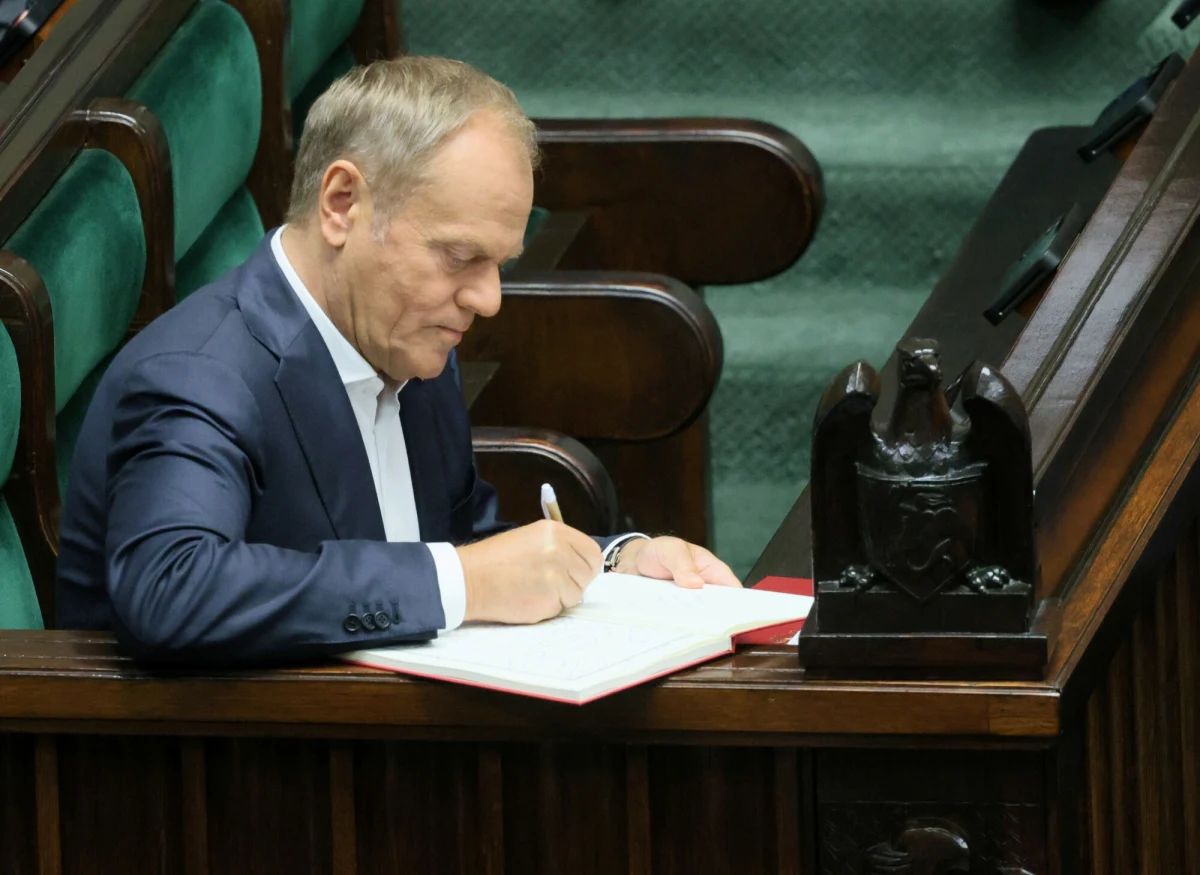 "Sceny jak z gangsterskiego filmu. Podejrzany wychodzi z aresztu dzięki prawnym kruczkom, zasłaniając się wątpliwym immunitetem" - tak Donald Tusk opisał to, co w nocy stało się z byłym wiceministrem sprawiedliwości, Marcinem Romanowskim. Sąd nakazał wypuszczenie go, uznając, że prokuratura nie zadbała o to, by zdjąć mu immunitet Zgromadzenia Parlamentarnego Rady Europy. "Ale jedenaście zarzutów, w tym udział w zorganizowanej grupie przestępczej, nie znika (...). Co się odwlecze, to nie uciecze" - dodał premier. Obrońca Romanowskiego poinformował natomiast, że poseł pozwie premiera za naruszenie dóbr osobistych.