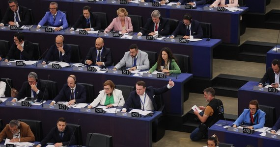 Parlament Europejski potwierdził w swojej pierwszej rezolucji w nowej kadencji ciągłość wsparcia dla Ukrainy. Potępił także samozwańcze misje premiera Węgier Viktora Orbana. Rezolucja powstała z inicjatywy pięciu frakcji: EPL, S&D, EKR, liberałów i Zielonych, i przeszła większością głosów.