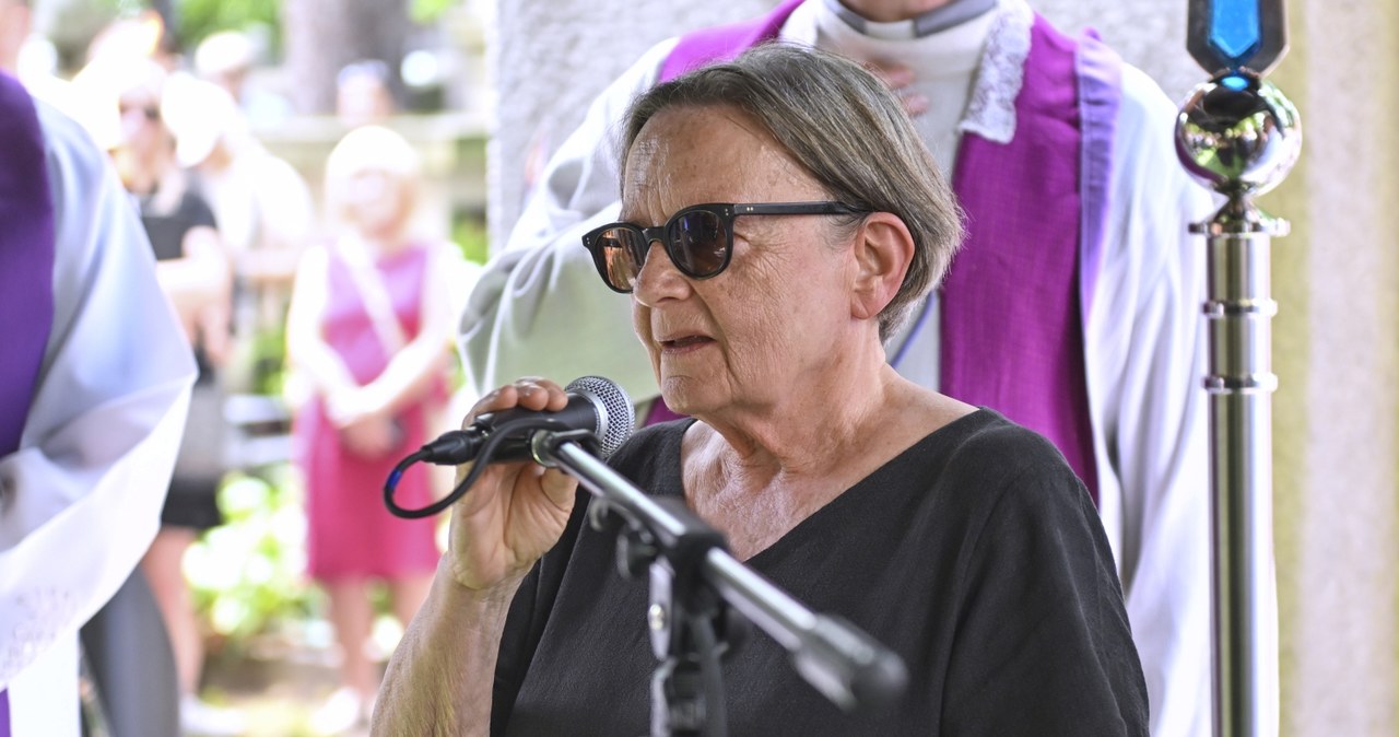 "Wyposażył nas w wielkie bogactwo, bo są ludzie, którzy przechodzą przez życie nie pozostawiając po sobie ani śladu. Jakoś tak wypłukują się z pamięci i bliskich, znajomych i kolejnych pokoleń. Natomiast Jurek pozostawił tyle śladów" - powiedziała Agnieszka Holland, przemawiając nad grobem Jerzego Stuhra na Cmentarzu Rakowickim w Krakowie.