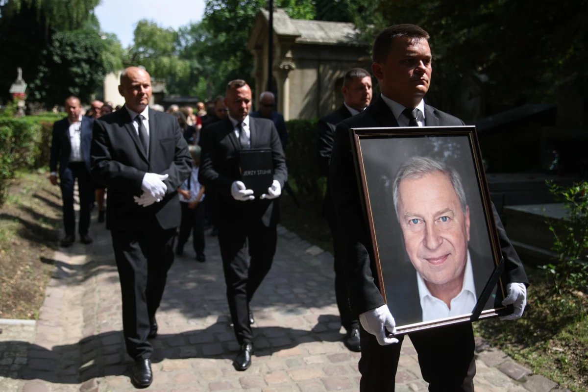 Jerzy Stuhr spoczął w grobowcu rodzinnym na Cmentarzu Rakowickim w Krakowie. Mszy św. w kościele św. Piotra i Pawła przewodniczył kardynał Grzegorz Ryś. "Dla mnie został na zawsze Piotrem Wysockim z 'Nocy listopadowej' Andrzeja Wajdy" - mówił o znakomitym aktorze i reżyserze kard. Ryś. "W czasach, gdy świat potrzebuje autorytetów, był pan bezcennym darem, który otrzymaliśmy i wciąż uczymy się, jak z niego korzystać" - żegnała Jerzego Stuhra rektor Akademii Sztuk Teatralnych Dorota Segda.