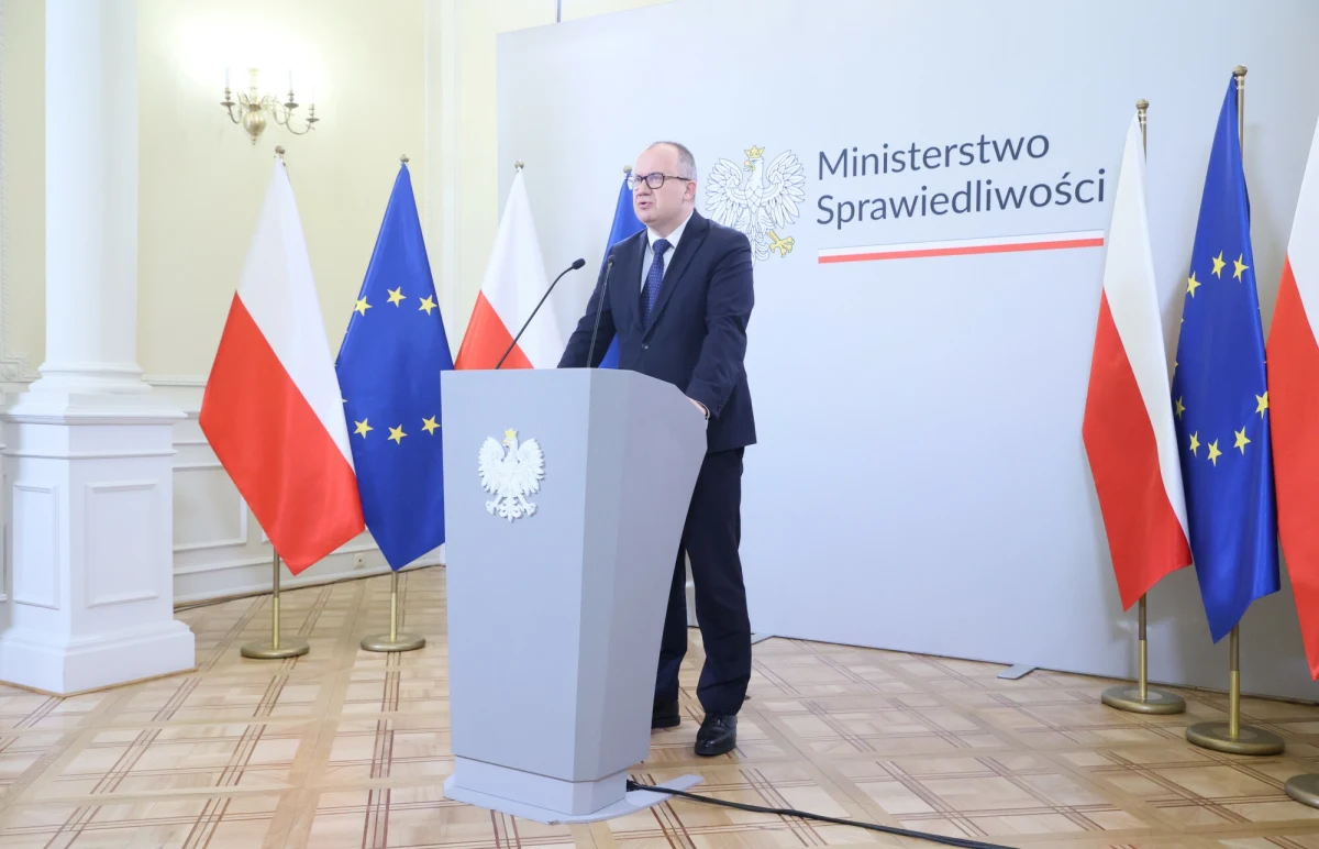 "O to walczyli wyborcy 15 października 2023 roku" - powiedział w środę minister sprawiedliwości i prokurator generalny Adam Bodnar, mając na myśli rozliczenie rządów Prawa i Sprawiedliwości w latach 2015-2023. "Przestępstwa, jeśli dotyczyły polityków ówczesnej władzy, nie miały szansy na wyjaśnienie" - dodał podczas briefingu dotyczącego m.in. Funduszu Sprawiedliwości. Poinformował także o tym, że Marcin Romanowski mógł popełnić 11 przestępstw. Z jego ust padło również zapewnienie, że w najbliższym czasie do Parlamentu Europejskiego zostanie skierowany wniosek o uchylenie immunitetu Michałowi Dworczykowi. 