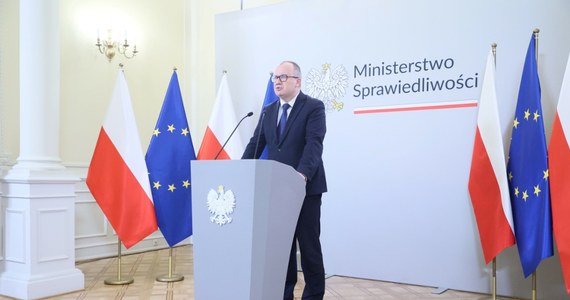 "O to walczyli wyborcy 15 października 2023 roku" - powiedział w środę minister sprawiedliwości i prokurator generalny Adam Bodnar, mając na myśli rozliczenie rządów Prawa i Sprawiedliwości w latach 2015-2023. "Przestępstwa, jeśli dotyczyły polityków ówczesnej władzy, nie miały szansy na wyjaśnienie" - dodał podczas briefingu dotyczącego m.in. Funduszu Sprawiedliwości. Poinformował także o tym, że Marcin Romanowski mógł popełnić 11 przestępstw. Z jego ust padło również zapewnienie, że w najbliższym czasie do Parlamentu Europejskiego zostanie skierowany wniosek o uchylenie immunitetu Michałowi Dworczykowi. 