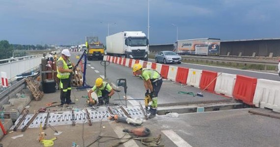 W czwartek od wczesnych godzin porannych rozpocznie się II etap prac na Autostradowej Obwodnicy Wrocławia. Zamknięty zostanie wjazd przez węzeł Wrocław Stadion w kierunku Warszawy i Poznania. Prace remontowe mają potrwać osiem dni - poinformowała Generalna Dyrekcja Dróg i Autostrad we Wrocławiu. 