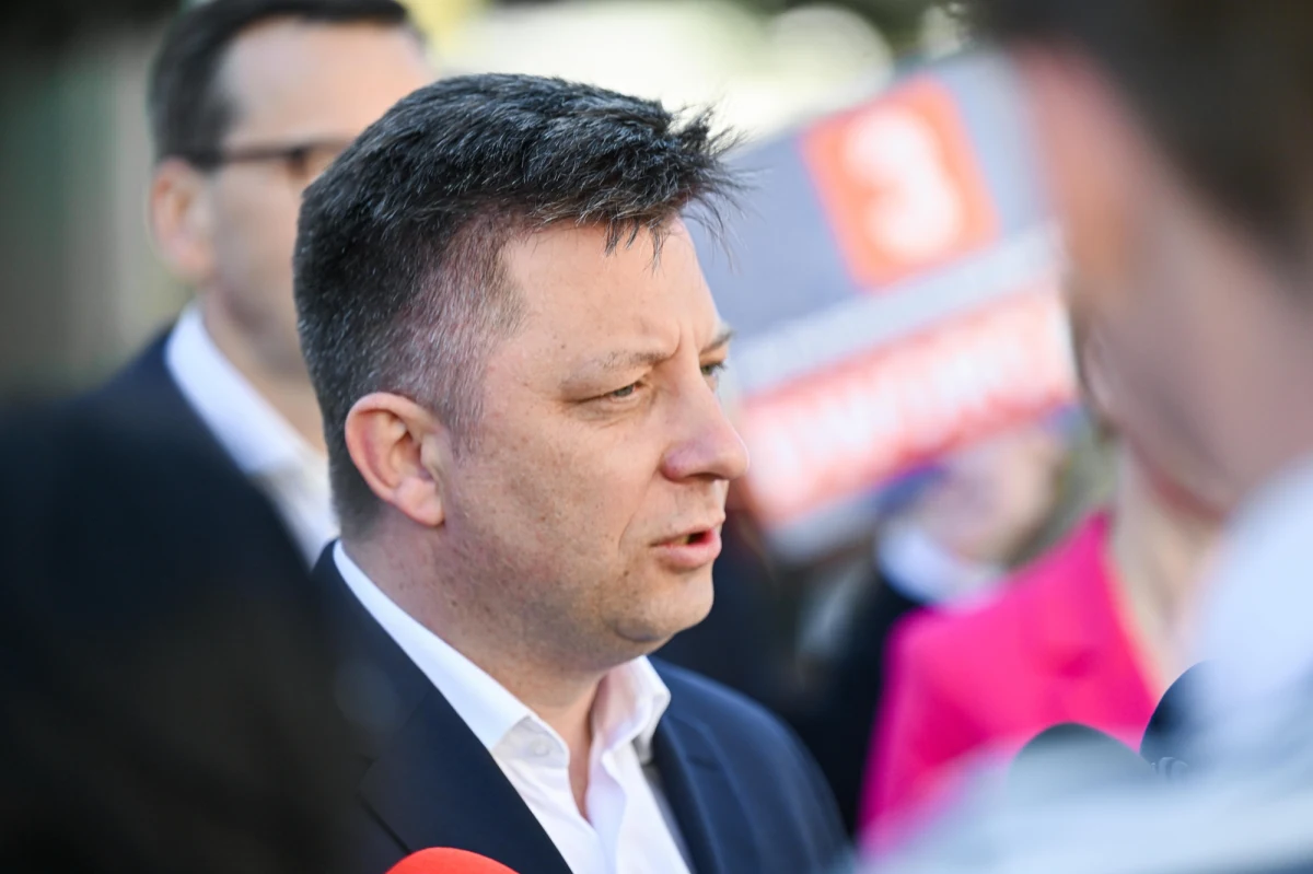 Minister sprawiedliwości, prokurator generalny Adam Bodnar zapowiedział, że w najbliższym czasie skierowany zostanie do Parlamentu Europejskiego wniosek o uchylenie immunitetu Michałowi Dworczykowi. W ocenie prokuratury Dworczyk utrudniał śledztwo, które dotyczy tzw. afery mailowej.