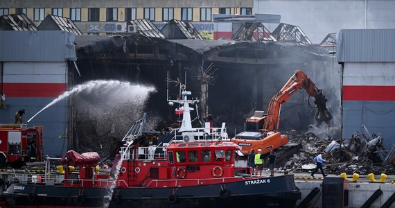 Zakaz kąpieli w morzu w pasie od Nowego Portu po Sopot został przedłużony co najmniej do piątku. Taka decyzja zapadła po spotkaniu sztabu kryzysowego w sprawie pożaru magazynu. Policja poinformowała, że przeprowadzone zostały już oględziny zewnętrzne hali z wykorzystaniem skanera 3D.